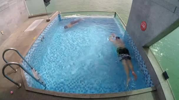 Playful Siblings Swimming Private Pool Villa Lexis Hibiscus Negeri Sembilan — Stock video