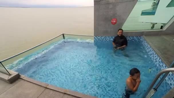 Port Dickson Malaysia December 2020 Family Swimming Infinity Pool Lexis — Vídeo de Stock