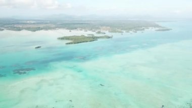 Güzel bir gökyüzünün altında mavi deniz. Semporna Adaları, Borneo, Sabah 'da koyu mavi ve turkuaz su görüntüleri
