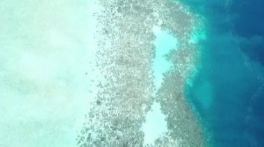 Güzel bir gökyüzünün altında mavi deniz. Semporna Adaları, Borneo, Sabah 'da koyu mavi ve turkuaz su görüntüleri