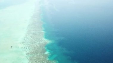 Güzel bir gökyüzünün altında mavi deniz. Semporna Adaları, Borneo, Sabah 'da koyu mavi ve turkuaz su görüntüleri