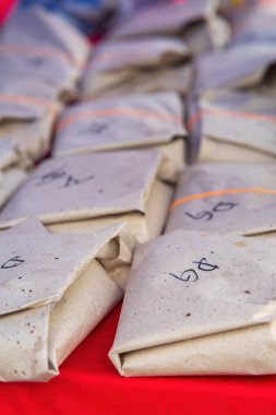 NIlai, Malezya - 1 Temmuz 2022: Bungkus veya paket paketi, Malezya gıda tezgahlarında pirinç ve meze içeren yiyecekleri paketlemenin bir yoludur.