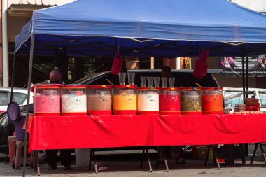 Kuala Lumpur, Malezya - 5 Nisan 2022 - Sokak tezgahı çeşitli aromalı içecekler satıyor.