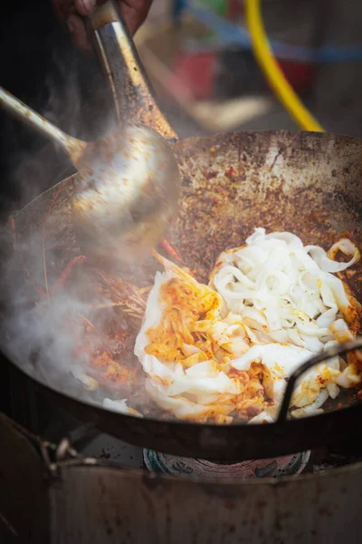 Cuisiner Des Nouilles Kue Teow Frites Dans Wok Dans Étal — Photo