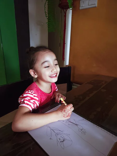 Little Kid Girl Smiling While Drawing Home Creativity Development — стоковое фото