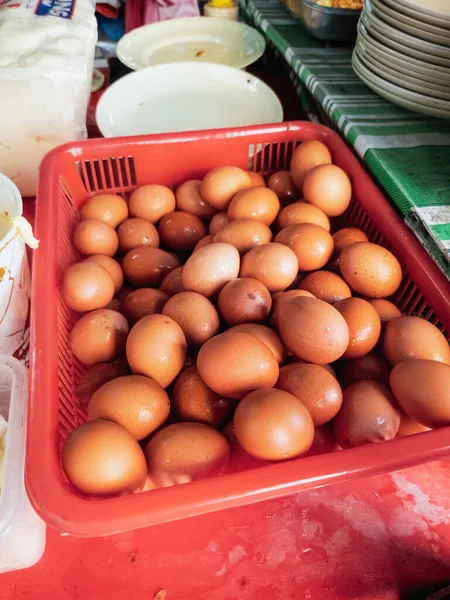 Свежие Яйца Корзине — стоковое фото