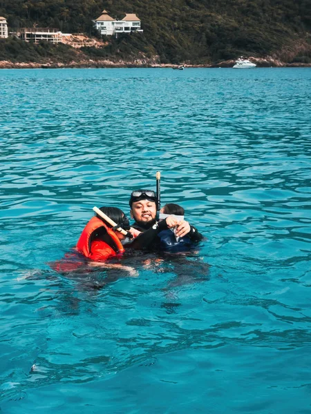 Father Child Snorkeling Turtle Crystal Clear Sea View — Stock Photo, Image