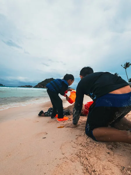 Sibling Playing Sand Beach Together — Fotografia de Stock