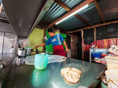 Kuantan, Malezya - 12 Mayıs 2022: Sabah kahvaltısı için Prata ekmeği veya roti kanai hazırlayan sokak işportacısı.