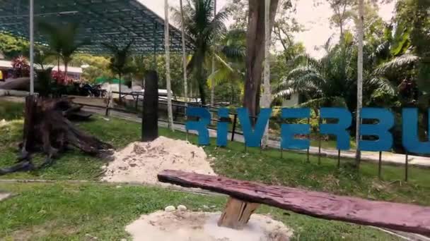 Perak Malaysia Aug 2022 Handheld Riverbug Resort Signage Ulu River — Vídeo de Stock