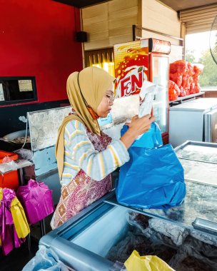 Setiu, Terengganu - 11 Mayıs 2022: Bayu Keropok Lekor çalışanları balık sosisli kraker satıyor.