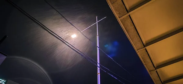 Падіння Дощу Під Світлом Вуличної Лампи Вночі — стокове фото