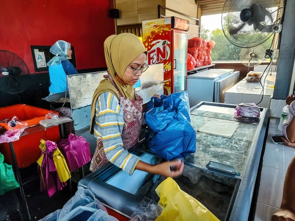 Setiu Terengganu Mai 2022 Bayu Keropok Lekor Workers Selling Fish — Photo