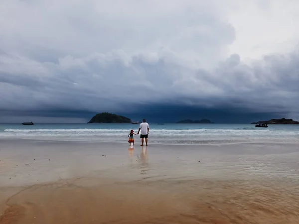 Family Walking Beach Low Angle View — Stock Photo, Image