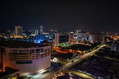 Melaka, Malezya - 25 Ağustos 2022 Şehir siluetinin panoramik manzarası, geceleri trafik ve ışık. Renkli şehir ışıkları.