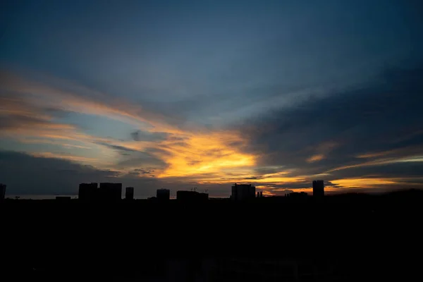 Horizon Naplementekor Arany Kék Égbolttal Néhány Felhővel Városi Sziluett — Stock Fotó