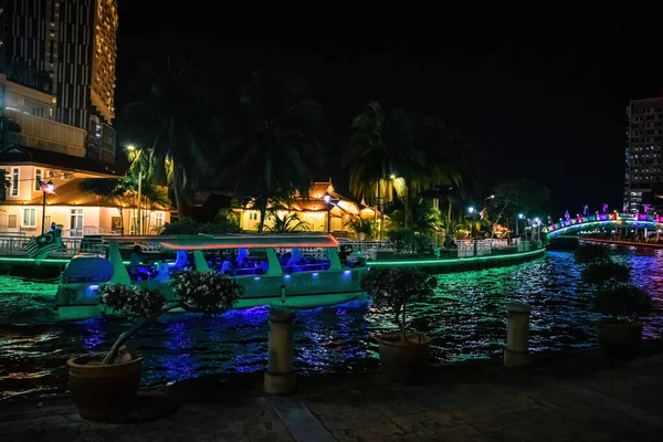Melaka Malaysia Aug 2022 Flodkryssning Natten Med Färgglada Ljus — Stockfoto