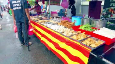 Selangor, Malezya - 9 Nisan 2022 Bandar Seri Putra Ramazan Çarşısı 'nda yerel yemekler satılıyor