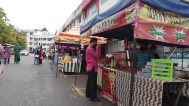 Selangor, Malezya - 9 Nisan 2022 Bandar Seri Putra Ramazan Pazarında Gıda Sokağı satışı.