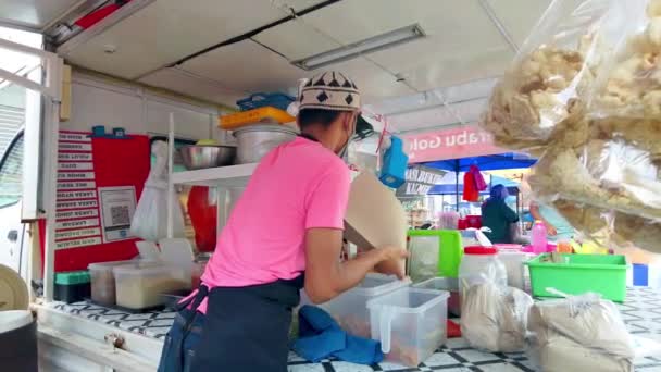 Selangor Maleisië April 2022 Voedseltruck Bereidt Lokaal Gerecht Voor Afhaalmaaltijd — Stockvideo