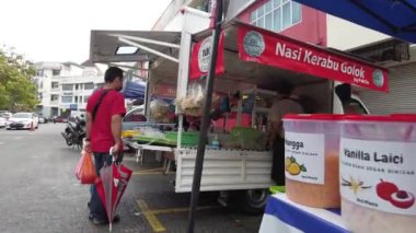 Selangor, Malezya - 9 Nisan 2022 Bandar Seri Putra Ramazan Çarşısında Kelantan mutfağı satan yemek kamyonu.