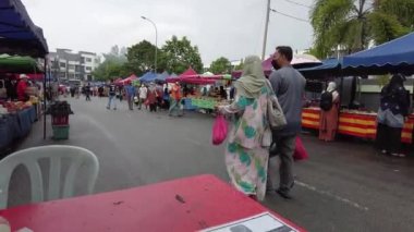 Selangor, Malezya - 9 Nisan 2022 Sejahtera barkodum Ramazan Çarşısı 'na girerken taranıyor.