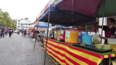 Selangor, Malezya - 9 Nisan 2022 POV Bandar Seri Putra Ramazan Pazarında çeşitli tezgah satışları.