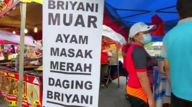 Selangor, Malezya - 9 Nisan 2022 POV gıda tezgahları Bandar Seri Putra Ramazan Çarşısı.