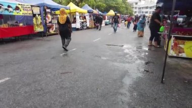 Selangor, Malezya - 9 Nisan 2022 Bandar Seri Putra Ramazan Pazarında Yürüyen POV.