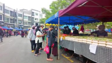 Selangor, Malezya - 9 Nisan 2022 POV Bandar Seri Putra Ramazan Çarşısında yürüyor.