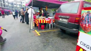 Selangor, Malezya - 9 Nisan 2022 POV Bandar Seri Putra Ramazan Çarşısı 'nda yürüyor. Çeşitli tezgahlarda çeşitli mutfaklar satılıyor..