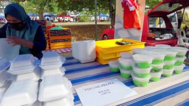 Selangor, Malezya - 9 Nisan 2022 Bandar Seri Putra Ramazan Çarşısı 'nda küçük bir değişiklik bekliyorum..