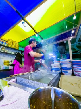Selangor, Malezya - 15 Ağustos 2022 Boat Noodle restoranının içi. Erişteyi pişiriyorum..