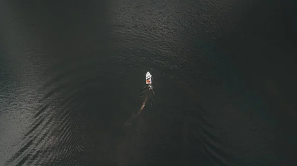 Drone View Boat Sailing Dark Water Lake — Stock Photo, Image