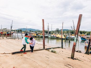 Balıkçı köyünün yakınlarında oynayan çocuklar..