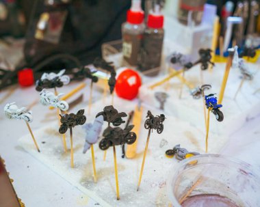 Perak, Malezya - 12 Ağustos 2022: Bir Hot Wheel stüdyosunda minyatür özel motosiklet sürüyor.