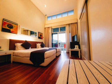 Kedah, Malezya - 6 Ağustos 2022: Jerai Hill Resort 'taki otel odasının içi.
