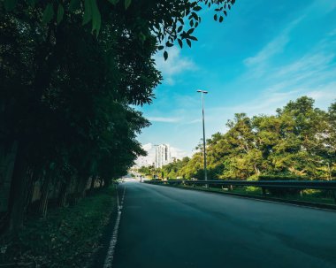 Güzel yerleşim yerleri, temiz boş asfalt yollar, bereketli ağaçlar, yazın güneşle aydınlanan..