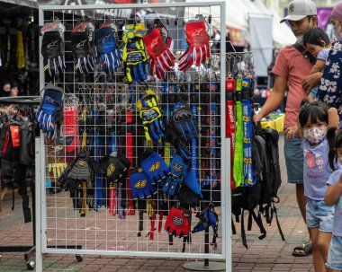 Terengganu, Malezya - 26 Haziran 2022: Bisiklet Haftası sırasında motosiklet aksesuarları satışı.