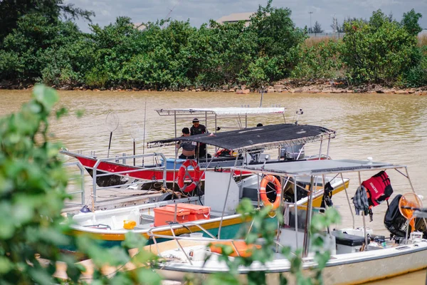 Terengganu Malajsie Června 2022 Rybáři Odpočívají Svých Člunech Řece Pantai — Stock fotografie