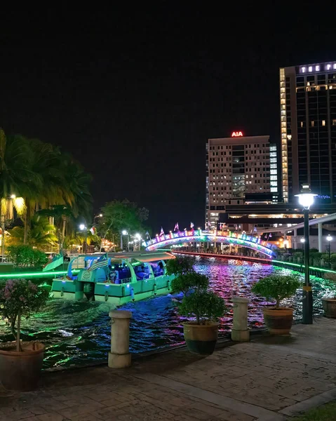 マレーシア マラッカ 2022年8月25日カラフルなライトで夜の川のクルーズ — ストック写真