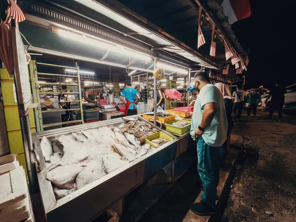 マレーシア マラッカ 2022年8月25日夜間営業の料理を注文する調理師を販売するシーフードレストラン — ストック写真