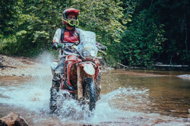 Pahang, Malezya - 24 Eylül 2022 Offroad Enduro 'da Rimba Baskını sırasında Kuala Tahan Milli Parkı' nda oturan motosikletli.