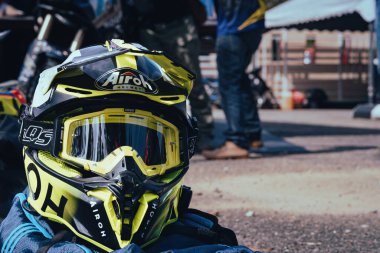 Pahang, Malezya - 24 Eylül 2022 Airoh motokros miğferi açık havada