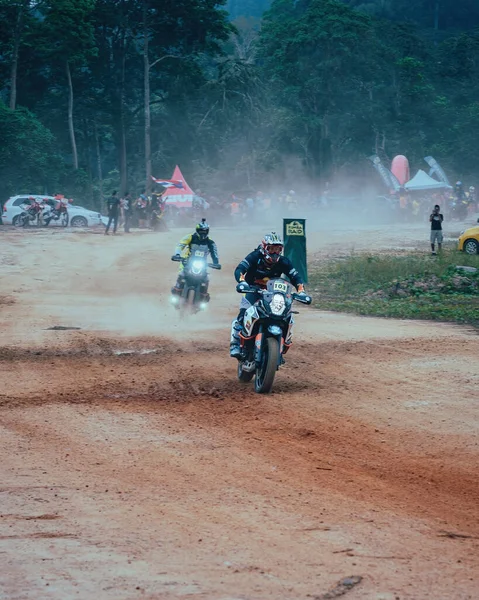 マレーシアのパハン 2022年9月24日砂の地形でのアクションにプロのエンデューロバイクライダー — ストック写真
