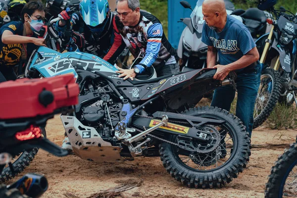 Pahang Malaysia Sep 2022 Motorcykel Falla Ner Och Människor Som — Stockfoto