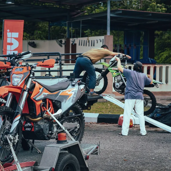 Pahang Maleisië September 2022 Motorcross Motorfiets Vastgebonden Truck Mensen Lossen — Stockfoto