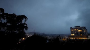  Cameron Highands, Malezya, Sep 17, 2022 Sunset Timelapse, Ağacın üzerindeki dramatik Sundown Manzarası ve inanılmaz ışık ve bulutlarla dolu bina