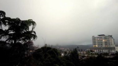 Cameron Highlands, Malezya, 17 Sep 2022 Sunset, ağaçlar ve bir bina üzerinde. Mavi gökyüzü hareket eden bulutlarla