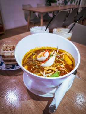 Köri Eriştesi, Malezya kültürünün popüler geleneksel baharatlı şehriye çorbası..